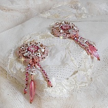 BO Rose Royale brod&eacute;es avec des cabochons en nacre, des chips en (Quartz et Howlite blanc), des Cristaux de Swarovski, des roquettes Roses,  des rocailles et des crochets en Gold Filled 14 carats